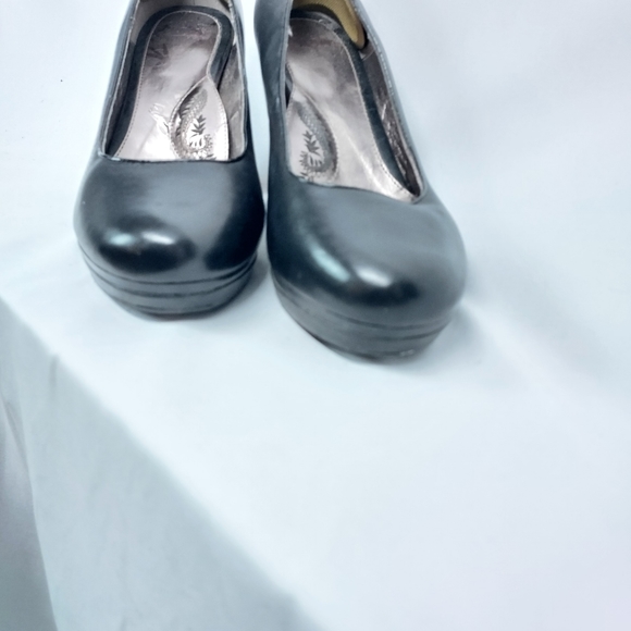 Black leather 4" heels size 10M - Picture 3 of 4